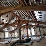plafond chauffant en rénovation avec poutres apparentes